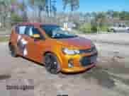 2018 Chevrolet Sonic Premier z VIN 1G1JF6SB3J4104893, wystawiony jako IAAI lot #41690826 z przebiegiem 72 449 mil mil oraz . Historia ofert i sprzedaży dostępna na DreamBid. Obrazek 1.