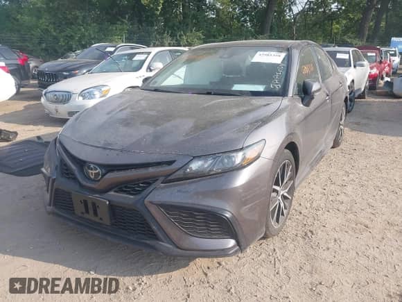 2023 Toyota Camry SE z VIN 4T1G11AK7PU810967, wystawiony jako IAAI lot #42981358 z przebiegiem 53 869 mil mil oraz . Historia ofert i sprzedaży dostępna na DreamBid. Obrazek 2.