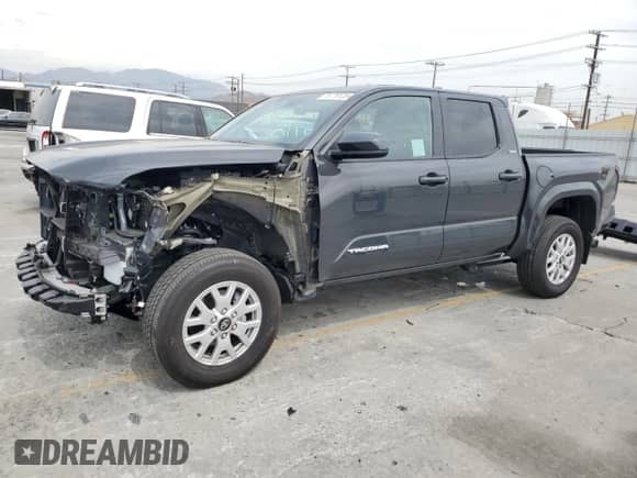 2024 Toyota Tacoma SR5 с VIN 3TMKB5FN1RM020979, выставлен на аукционе Copart как лот 70776125 с пробегом 11 401 миль миль и Списание • Salvage title. История ставок и продаж доступна на DreamBid. Изображение 1.