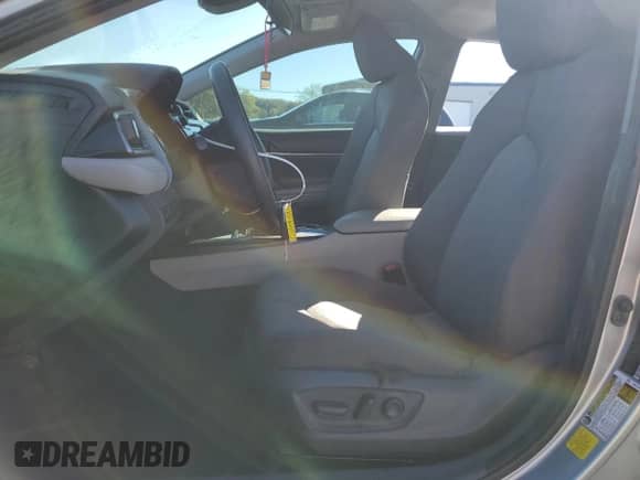 2020 Toyota Camry LE z VIN 4T1C11AK8LU351957, wystawiony jako Copart lot #86512345 z przebiegiem 83 646 mil mil oraz Szkoda całkowita • Salvage title. Historia ofert i sprzedaży dostępna na DreamBid. Obrazek 7.