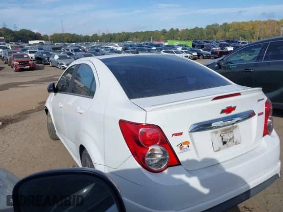 2014 Chevrolet Sonic RS z VIN 1G1JG5SBXE4230911, wystawiony jako IAAI lot #40725104 z przebiegiem 122 433 mil mil oraz . Historia ofert i sprzedaży dostępna na DreamBid. Obrazek 3.