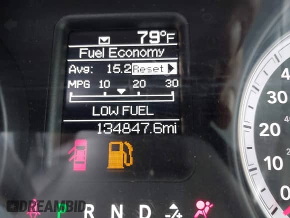 2013 Ram 1500 Express z VIN 1C6RR7FT4DS556093, wystawiony jako IAAI lot #40337176 z przebiegiem 134 847 mil mil oraz . Historia ofert i sprzedaży dostępna na DreamBid. Obrazek 7.