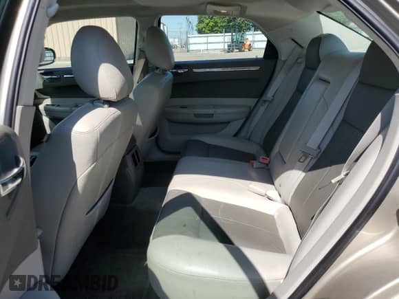 2008 Chrysler 300 Touring с VIN 2C3LA53G88H177438, выставлен на аукционе Copart как лот 70309965 с пробегом 118 718 миль миль и Списание • Salvage title. История ставок и продаж доступна на DreamBid. Изображение 10.