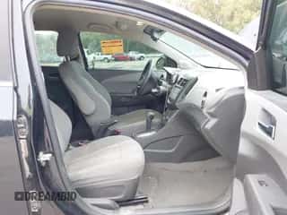 2014 Chevrolet Sonic LT z VIN 1G1JC5SH0E4193772, wystawiony jako IAAI lot #43435827 z przebiegiem 122 088 mil mil oraz . Historia ofert i sprzedaży dostępna na DreamBid. Obrazek 5.