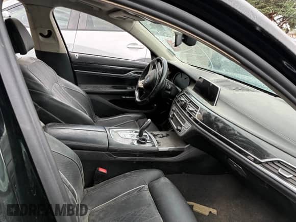 2017 BMW 7 Series 750i с VIN WBA7F0C35HGM21697, выставлен на аукционе Copart как лот 64385715 с пробегом Не указан миль и Списание • Salvage title. История ставок и продаж доступна на DreamBid. Изображение 5.