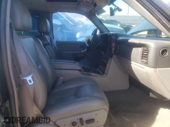 2005 Chevrolet Avalanche LS z VIN 3GNEK12Z95G145422, wystawiony jako Copart lot #81225045 z przebiegiem 199 542 mil mil oraz Szkoda całkowita • Salvage title. Historia ofert i sprzedaży dostępna na DreamBid. Obrazek 7.