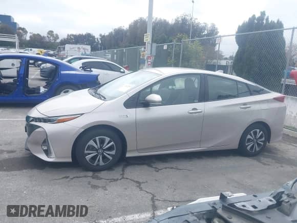 2018 Toyota Prius Plus z VIN JTDKARFP5J3089238, wystawiony jako IAAI lot #41923512 z przebiegiem 40 979 mil mil oraz . Historia ofert i sprzedaży dostępna na DreamBid. Obrazek 14.