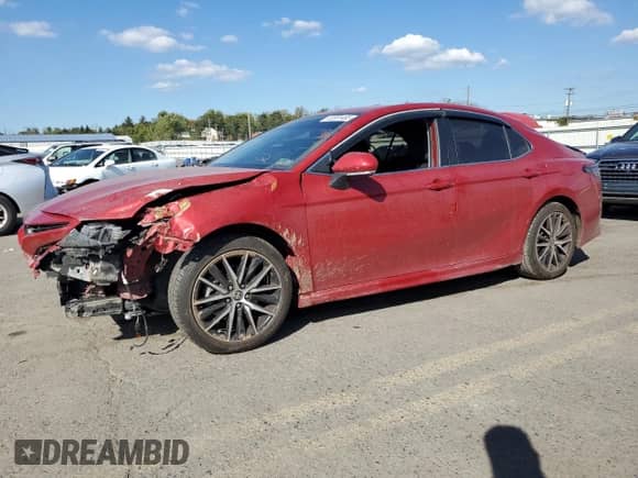 2022 Toyota Camry SE z VIN 4T1G11AK9NU025413, wystawiony jako Copart lot #82281465 z przebiegiem 70 268 mil mil oraz Szkoda całkowita • Salvage title. Historia ofert i sprzedaży dostępna na DreamBid. Obrazek 1.