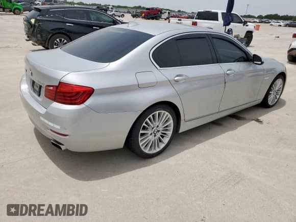 2016 BMW 5 Series 550i z VIN WBAKN9C57GD962477, wystawiony jako Copart lot #57103575 z przebiegiem 57 574 mil mil oraz Czysty tytuł • Clean title. Historia ofert i sprzedaży dostępna na DreamBid. Obrazek 4.