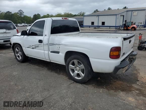 2000 GMC Sierra 1500 SL с VIN 1GTEC14W7YZ222401, выставлен на аукционе Copart как лот 51982835 с пробегом 142 540 миль миль и Списание • Salvage title. История ставок и продаж доступна на DreamBid. Изображение 2.