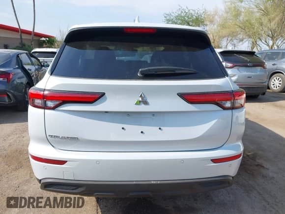 2024 Mitsubishi Outlander ES with VIN JA4J3UA88RZ090038, listed as a IAAI auction lot 42726016 with 6,623 mi miles and . Bid and sale history available at DreamBid. Image 16.