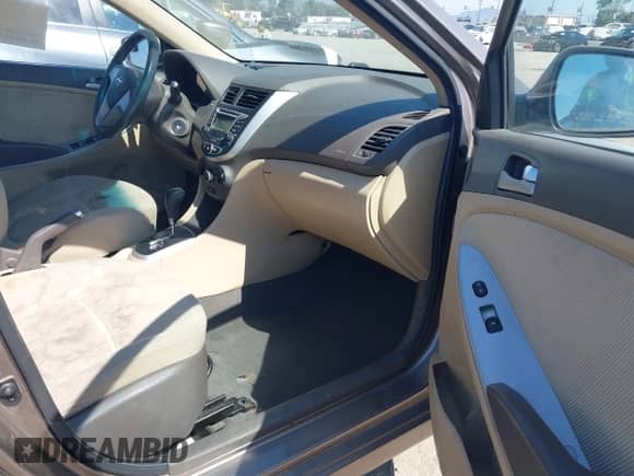 2013 Hyundai Accent GLS z VIN KMHCT4AE2DU317648, wystawiony jako IAAI lot #42934017 z przebiegiem 172 717 mil mil oraz . Historia ofert i sprzedaży dostępna na DreamBid. Obrazek 5.