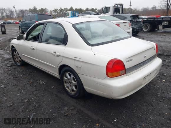 2001 Hyundai Sonata GLS z VIN KMHWF35V51A483264, wystawiony jako IAAI lot #41458757 z przebiegiem 154 016 mil mil oraz . Historia ofert i sprzedaży dostępna na DreamBid. Obrazek 3.