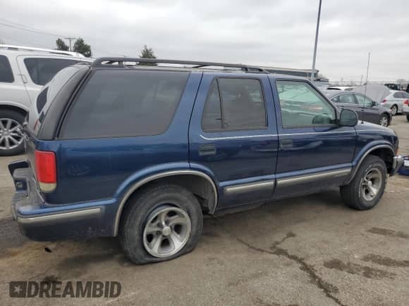 1998 Chevrolet Blazer LS with VIN 1GNCS13W2W2250714, listed as a Copart auction lot 86473604 with Not provided miles and Salvage title. Bid and sale history available at DreamBid. Image 3.