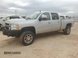 2011 Chevrolet Silverado 2500HD LTZ z VIN 1GC1KYC81BF143683, wystawiony jako Copart lot #79743984 z przebiegiem Nie podano mil oraz Szkoda całkowita • Salvage title. Historia ofert i sprzedaży dostępna na DreamBid. Obrazek 1.
