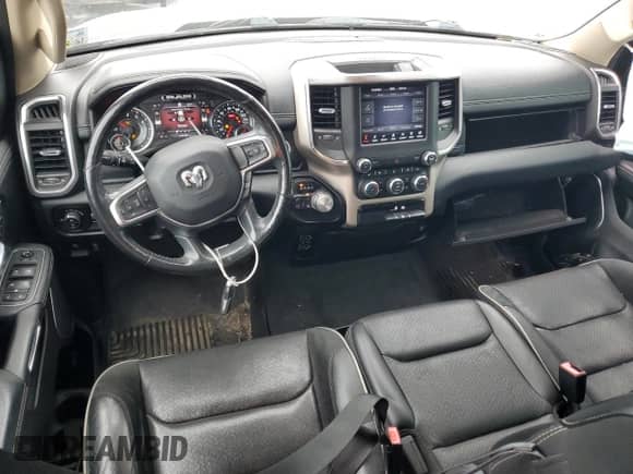 2019 Ram 1500 Laramie z VIN 1C6SRFDT4KN806409, wystawiony jako Copart lot #53093985 z przebiegiem 119 184 mil mil oraz Szkoda całkowita • Salvage title. Historia ofert i sprzedaży dostępna na DreamBid. Obrazek 8.