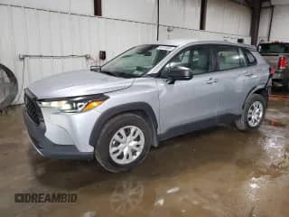 2023 Toyota Corolla Cross L z VIN 7MUAAABG6PV051436, wystawiony jako Copart lot #84914805 z przebiegiem 15 458 mil mil oraz Szkoda całkowita • Salvage title. Historia ofert i sprzedaży dostępna na DreamBid. Obrazek 1.