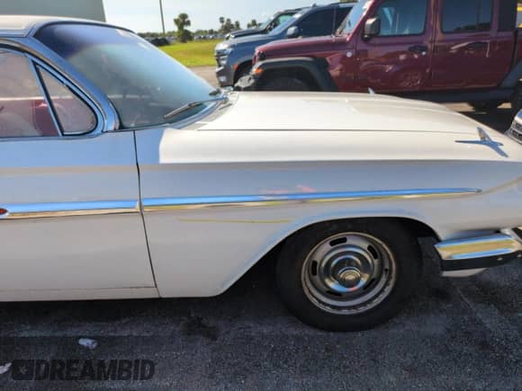 1961 Chevrolet Impala z VIN 11739B190181, wystawiony jako Copart lot #75408464 z przebiegiem 85 386 mil mil oraz Szkoda całkowita • Salvage title. Historia ofert i sprzedaży dostępna na DreamBid. Obrazek 12.
