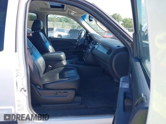 2010 Chevrolet Avalanche LT with VIN 3GNVKFE0XAG267355, listed as a IAAI auction lot 42598180 with Not provided miles and . Bid and sale history available at DreamBid. Image 5.