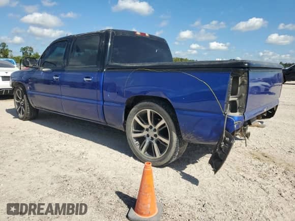 2004 GMC Sierra 1500 SLE with VIN 2GTEC13T041403284, listed as a Copart auction lot 67323934 with 245,694 mi miles and Salvage title. Bid and sale history available at DreamBid. Image 2.