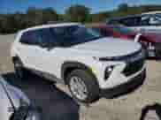 2025 Chevrolet TrailBlazer LS z VIN KL79MNSL2SB122847, wystawiony jako Copart lot #69067975 z przebiegiem 4 036 mil mil oraz Szkoda całkowita • Salvage title. Historia ofert i sprzedaży dostępna na DreamBid. Obrazek 4.
