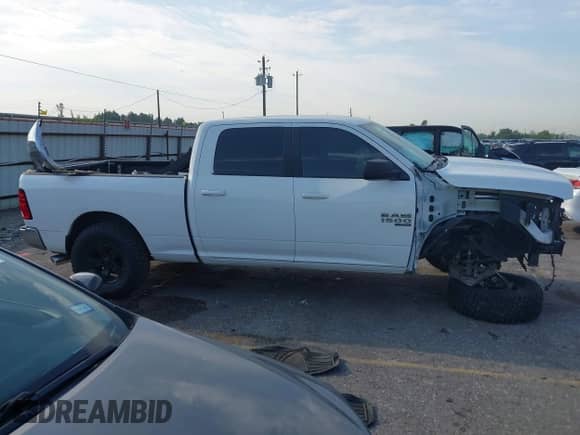 2020 Ram 1500 SLT z VIN 1C6RR6TTXLS110947, wystawiony jako IAAI lot #43189099 z przebiegiem 99 511 mil mil oraz . Historia ofert i sprzedaży dostępna na DreamBid. Obrazek 14.