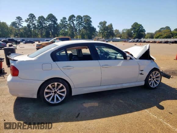 2011 BMW 3 Series 328i с VIN WBAPH7C53BE462093, выставлен на аукционе Copart как лот 86107425 с пробегом 167 297 миль миль и Списание • Salvage title. История ставок и продаж доступна на DreamBid. Изображение 3.