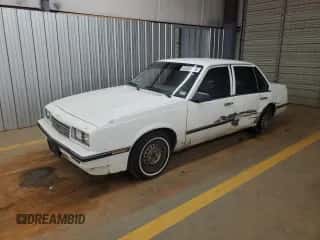1987 Chevrolet Cavalier z VIN 1G1JC511XH7154372, wystawiony jako Copart lot #62254405 z przebiegiem 433 621 mil mil oraz Szkoda całkowita • Salvage title. Historia ofert i sprzedaży dostępna na DreamBid. Obrazek 1.