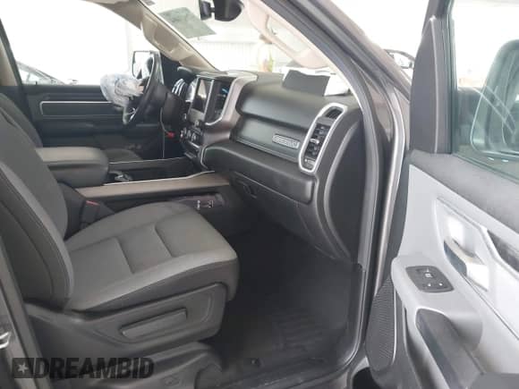 2020 Ram 1500 Big Horn z VIN 1C6RREBT7LN121222, wystawiony jako IAAI lot #42623464 z przebiegiem 153 018 mil mil oraz . Historia ofert i sprzedaży dostępna na DreamBid. Obrazek 5.