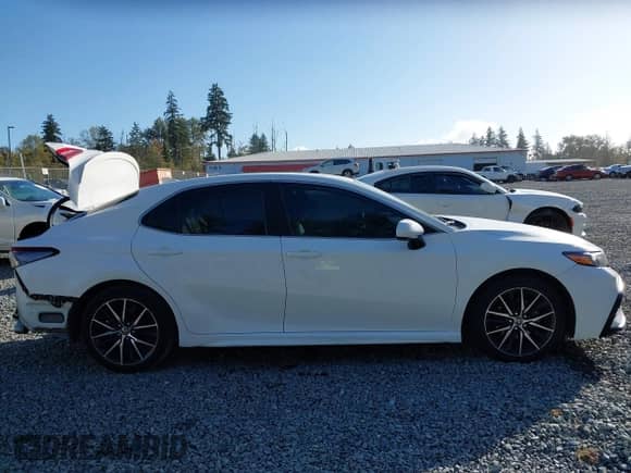 2021 Toyota Camry SE z VIN 4T1G11AK1MU426730, wystawiony jako IAAI lot #43400535 z przebiegiem 83 817 mil mil oraz . Historia ofert i sprzedaży dostępna na DreamBid. Obrazek 14.