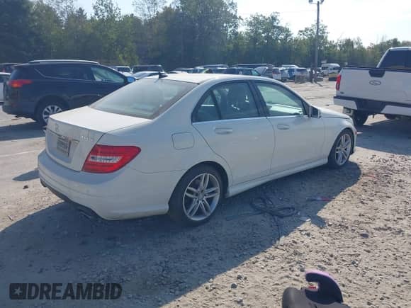 2012 Mercedes-Benz C 300 Sport с VIN WDDGF8BB2CA648843, выставлен на аукционе IAAI как лот 43238906 с пробегом 157 941 миль миль и . История ставок и продаж доступна на DreamBid. Изображение 4.