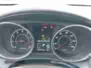 2023 Mitsubishi Outlander ES z VIN JA4ARUAU5PU016999, wystawiony jako IAAI lot #42525414 z przebiegiem 15 010 mil mil oraz . Historia ofert i sprzedaży dostępna na DreamBid. Obrazek 7.