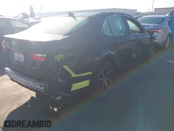 2021 Toyota Camry SE Nightshade z VIN 4T1G11AK1MU532174, wystawiony jako IAAI lot #43458375 z przebiegiem 53 698 mil mil oraz . Historia ofert i sprzedaży dostępna na DreamBid. Obrazek 4.