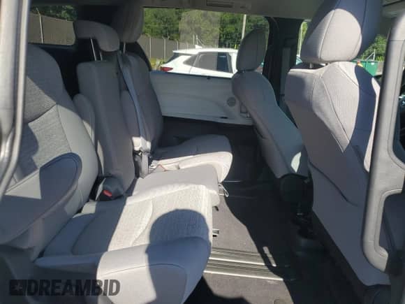 2025 Toyota Sienna LE with VIN 5TDKRKEC7SS226629, listed as a Copart auction lot 70096755 with 11,614 mi miles and Salvage title. Bid and sale history available at DreamBid. Image 11.