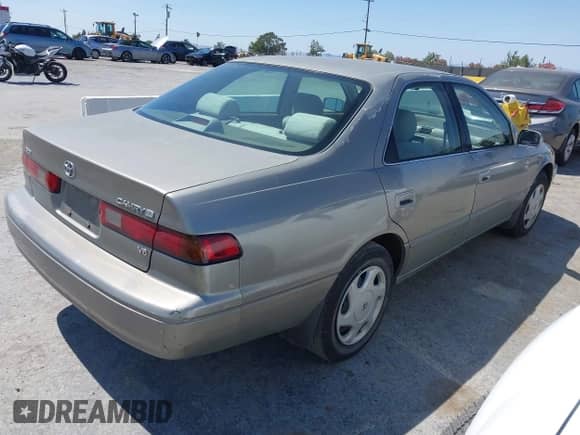 1997 Toyota Camry LE z VIN JT2BF22K6V0076534, wystawiony jako IAAI lot #42648829 z przebiegiem 258 244 mil mil oraz . Historia ofert i sprzedaży dostępna na DreamBid. Obrazek 4.