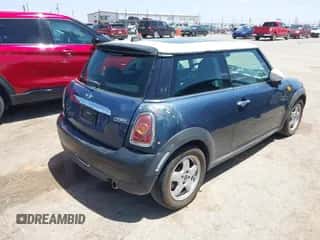 2009 MINI Hardtop with VIN WMWMF33509TW78295, listed as a IAAI auction lot 42293731 with 105,109 mi miles and . Bid and sale history available at DreamBid. Image 4.