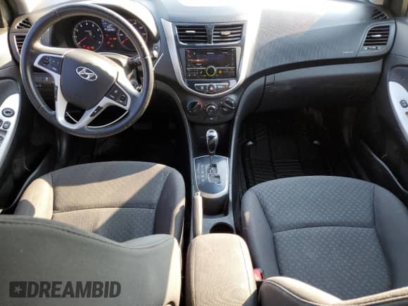 2013 Hyundai Accent SE z VIN KMHCU5AE7DU066032, wystawiony jako Copart lot #66413665 z przebiegiem 158 482 mil mil oraz Czysty tytuł • Clean title. Historia ofert i sprzedaży dostępna na DreamBid. Obrazek 8.