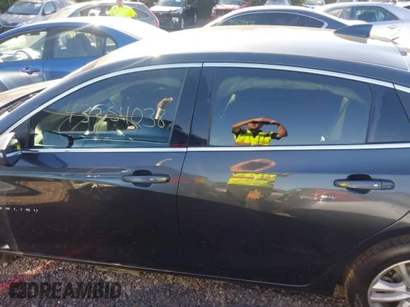 2018 Chevrolet Malibu LT z VIN 1G1ZD5ST8JF166998, wystawiony jako IAAI lot #43354038 z przebiegiem 100 794 mil mil oraz . Historia ofert i sprzedaży dostępna na DreamBid. Obrazek 13.