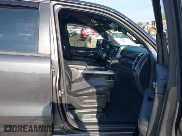 2021 Ram 1500 Big Horn z VIN 1C6SRFFT7MN676111, wystawiony jako IAAI lot #42757776 z przebiegiem 36 574 mil mil oraz . Historia ofert i sprzedaży dostępna na DreamBid. Obrazek 5.