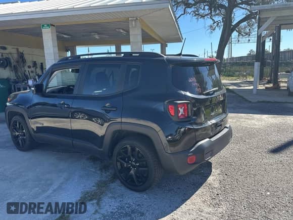 2018 Jeep Renegade Latitude with VIN ZACCJABB6JPG65463, listed as a Copart auction lot 82365444 with 147,703 mi miles and Clean title. Bid and sale history available at DreamBid. Image 3.