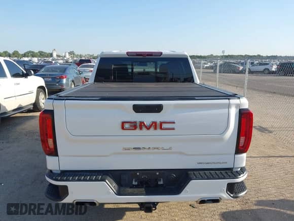 2023 GMC Sierra 1500 Denali z VIN 3GTUUGED4PG345211, wystawiony jako IAAI lot #42995625 z przebiegiem 63 396 mil mil oraz . Historia ofert i sprzedaży dostępna na DreamBid. Obrazek 16.