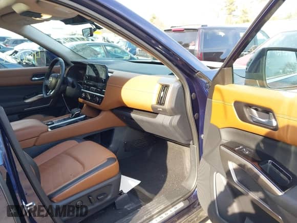 2023 Nissan Pathfinder Platinum с VIN 5N1DR3DK2PC237839, выставлен на аукционе IAAI как лот 41800209 с пробегом 21 446 миль миль и . История ставок и продаж доступна на DreamBid. Изображение 5.