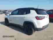 2019 Jeep Compass Altitude z VIN 3C4NJCBB2KT832402, wystawiony jako IAAI lot #41054965 z przebiegiem 84 804 mil mil oraz . Historia ofert i sprzedaży dostępna na DreamBid. Obrazek 3.