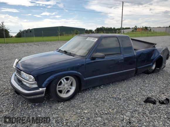 2001 Chevrolet S-10 LS Xtreme z VIN 1GCCS195118214221, wystawiony jako Copart lot #68361805 z przebiegiem Nie podano mil oraz Szkoda całkowita • Salvage title. Historia ofert i sprzedaży dostępna na DreamBid. Obrazek 1.