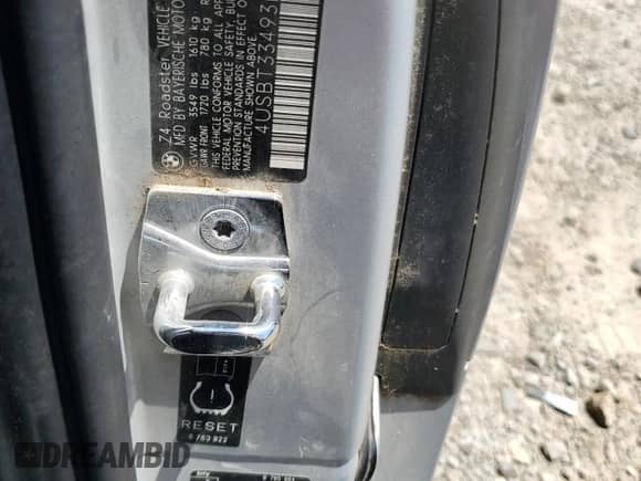 2003 BMW Z4 2.5i z VIN 4USBT33493LS47580, wystawiony jako Copart lot #62754925 z przebiegiem 178 558 mil mil oraz Szkoda całkowita • Salvage title. Historia ofert i sprzedaży dostępna na DreamBid. Obrazek 12.