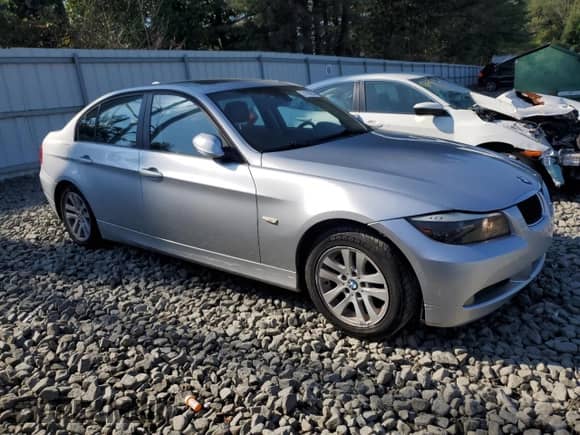 2006 BMW 3 Series 325xi with VIN WBAVD13526KV10352, listed as a Copart auction lot 71769245 with 181,147 mi miles and Salvage title. Bid and sale history available at DreamBid. Image 4.