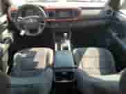 2018 Toyota Tacoma SR5 z VIN 5TFDZ5BN1JX038519, wystawiony jako Copart lot #80717275 z przebiegiem 158 659 mil mil oraz Szkoda całkowita • Salvage title. Historia ofert i sprzedaży dostępna na DreamBid. Obrazek 8.