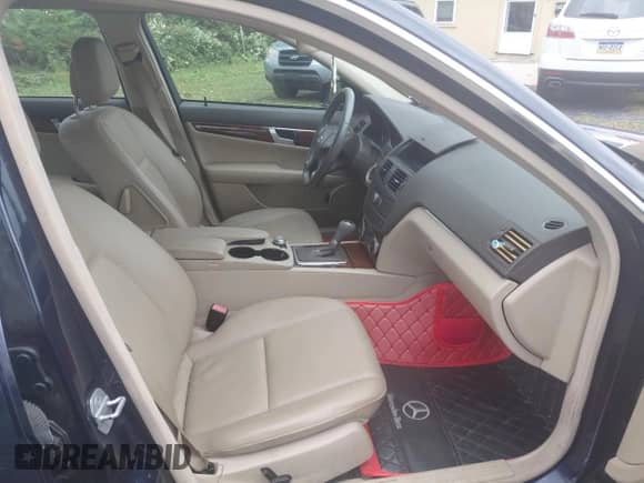 2011 Mercedes-Benz C 300 Sport z VIN WDDGF8BB6BR145896, wystawiony jako Copart lot #84426195 z przebiegiem 113 547 mil mil oraz Czysty tytuł • Clean title. Historia ofert i sprzedaży dostępna na DreamBid. Obrazek 5.