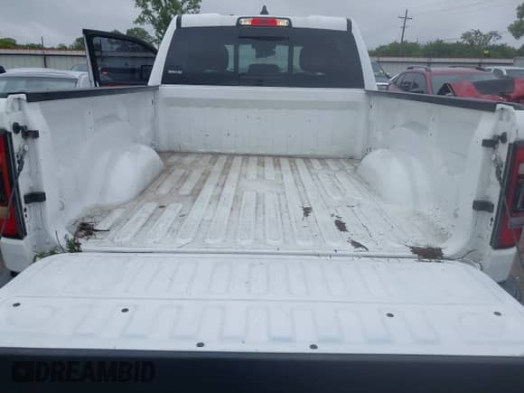 2019 Ram 1500 Rebel z VIN 1C6SRFET6KN869638, wystawiony jako IAAI lot #43089319 z przebiegiem 75 807 mil mil oraz . Historia ofert i sprzedaży dostępna na DreamBid. Obrazek 12.