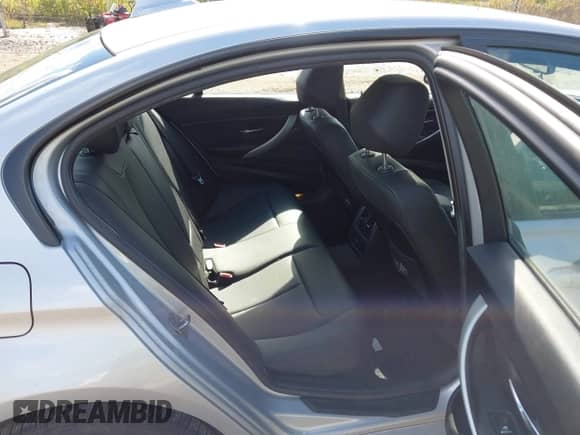 2016 BMW 3 Series 320i xDrive z VIN WBA8E5G58GNT41658, wystawiony jako IAAI lot #43407978 z przebiegiem 117 880 mil mil oraz . Historia ofert i sprzedaży dostępna na DreamBid. Obrazek 8.